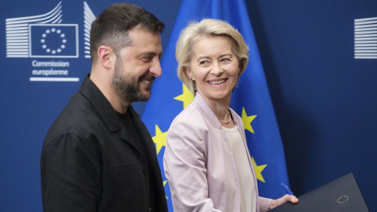 Prezydent Ukrainy Wołodymyr Zełebski (L) i szefowa KE Ursula von