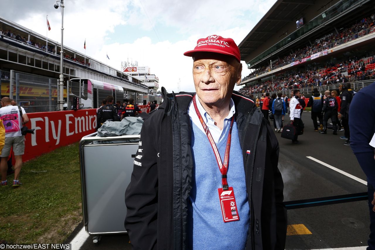 Niki Lauda nie rozstawał się z czerwoną czapką z daszkiem (fot. Hoch Zwei/Newspress)
