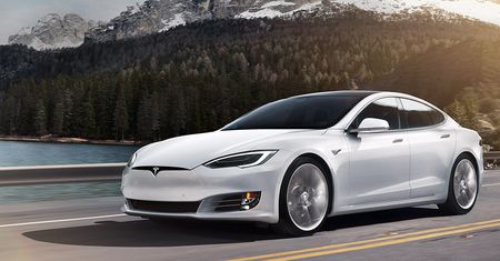 Tesla. Telewizor, naklejki i gamepad mogą być groźnymi narzędziami crackerów