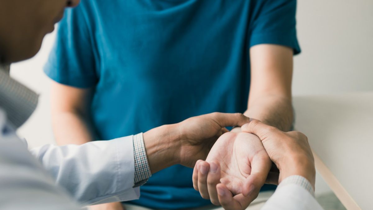 Test Tinela jest narzędziem diagnostycznym, które pozwala na rozpoznanie urazu lub ucisku nerwu nadgarstka i dłoni poprzez jego opukiwanie.