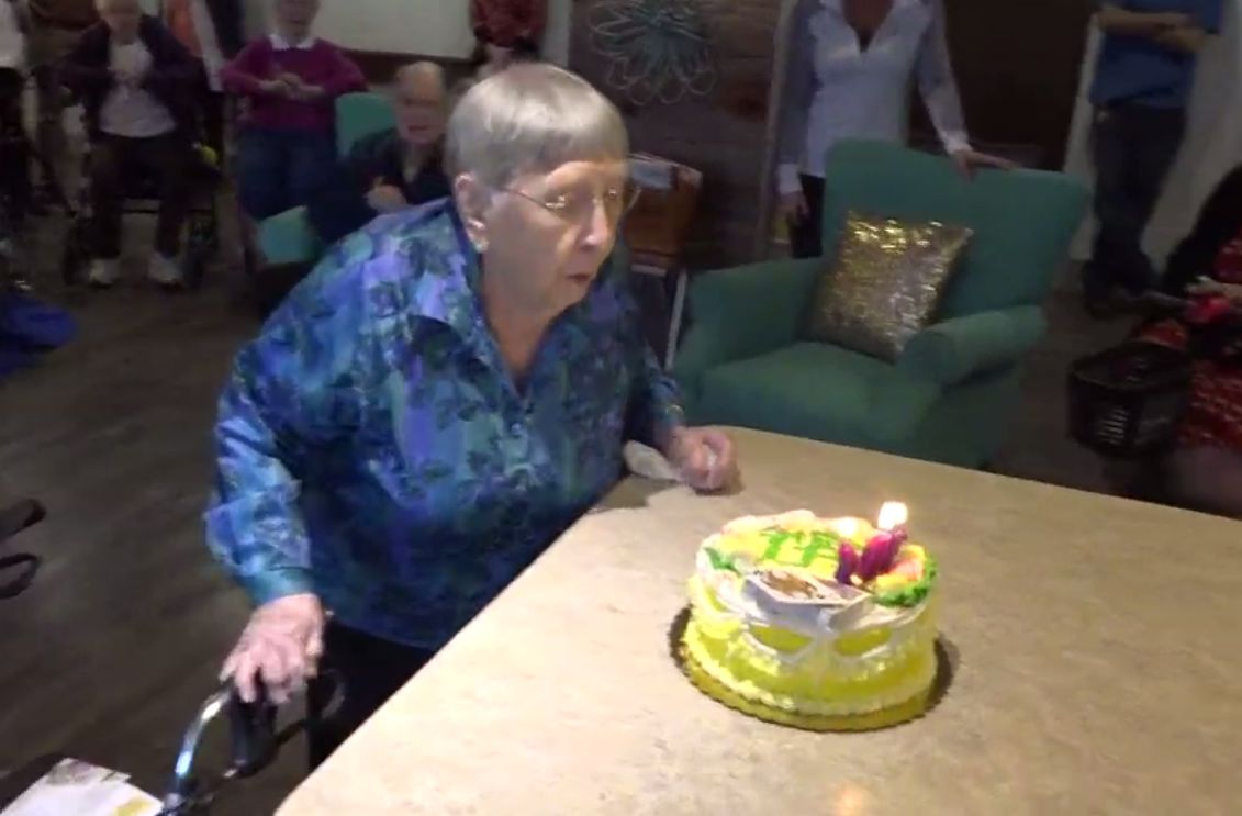 Kobieta pije dietetyczną colę odkąd skończyła 68 lat