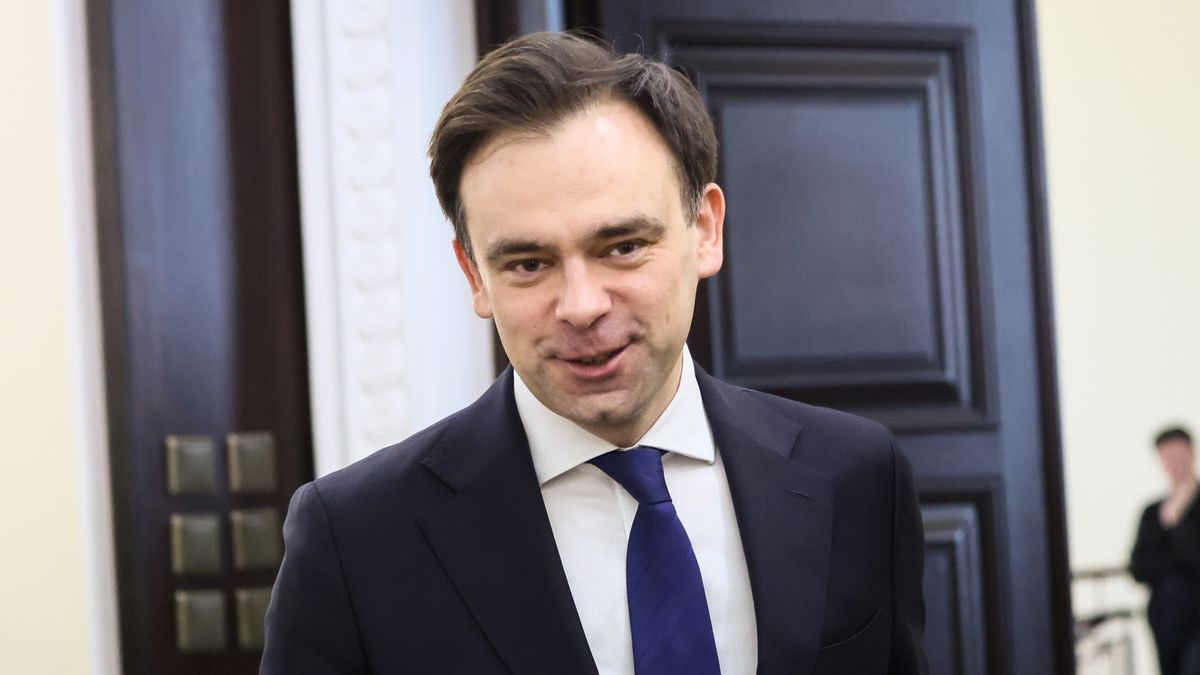 Warszawa, 29.01.2025. Minister finansów Andrzej Domański przed posiedzeniem rządu w siedzibie Kancelarii Prezesa Rady Ministrów w Warszawie, 29 bm. Rada Ministrów ma się zająć m.in. projektem uchwały ws. rewizji Krajowego Planu Odbudowy, który zakłada m.in. rezygnację z postulatu oskładkowania umów cywilnoprawnych na rzecz alternatywnej reformy zakładającej wzmocnienie Państwowej Inspekcji Pracy. (jm) PAP/Leszek Szymański