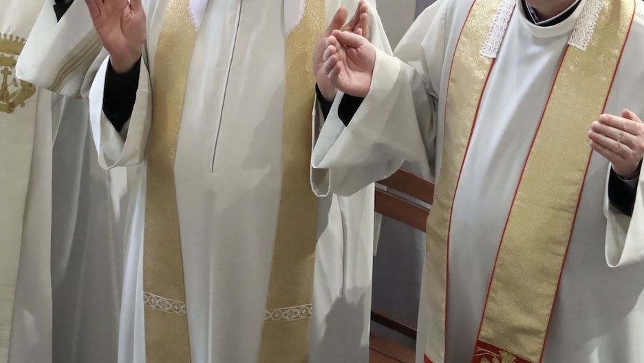 Duchowny z Dąbrowy Górniczej, który był gospodarzem imprezy z udziałem męskiej prostytutki, stracił pracę w :Niedzieli" i służbowe mieszkanie