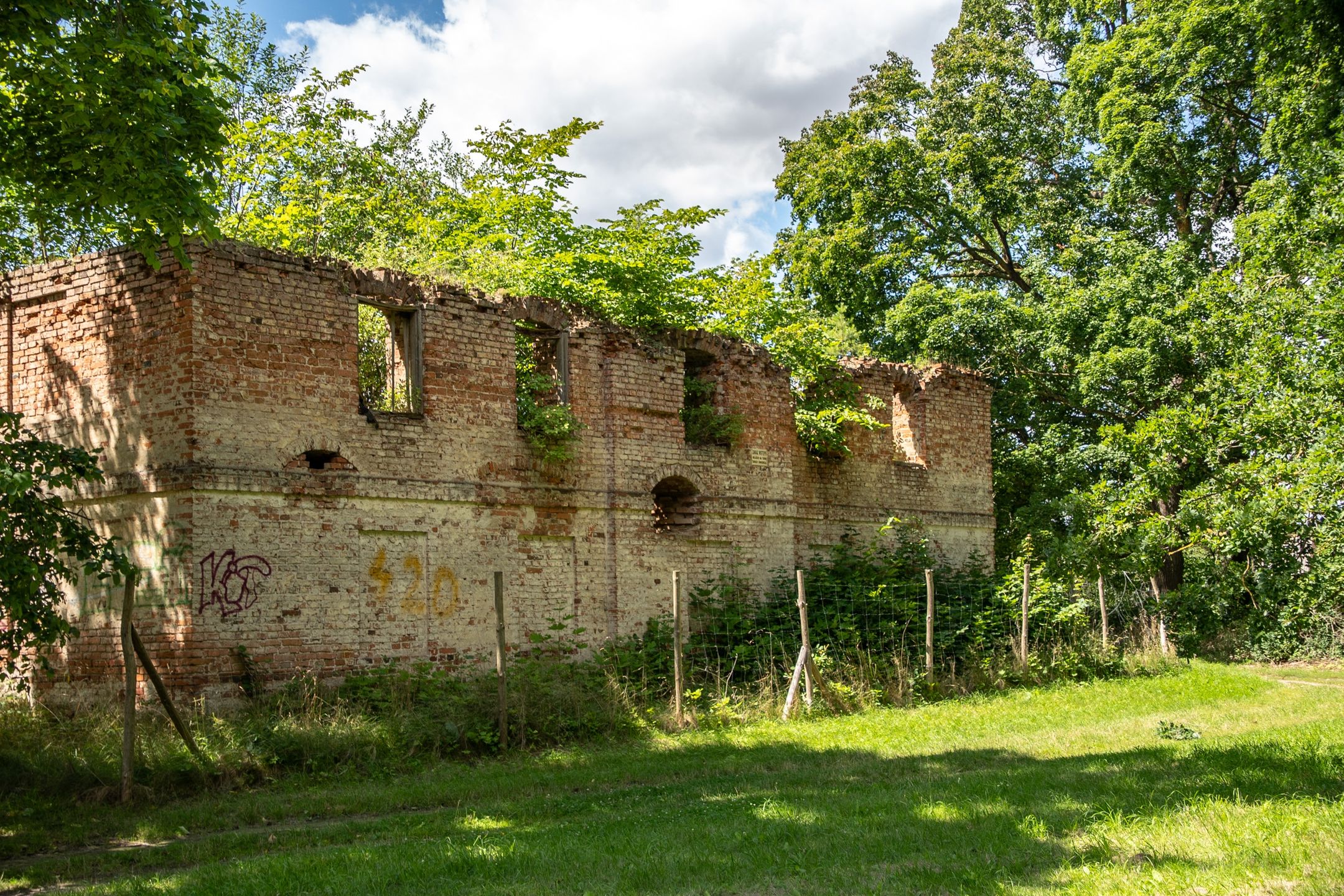 Ogrodzenie nie zasłania ruin, lecz nie pozwala już podejść 