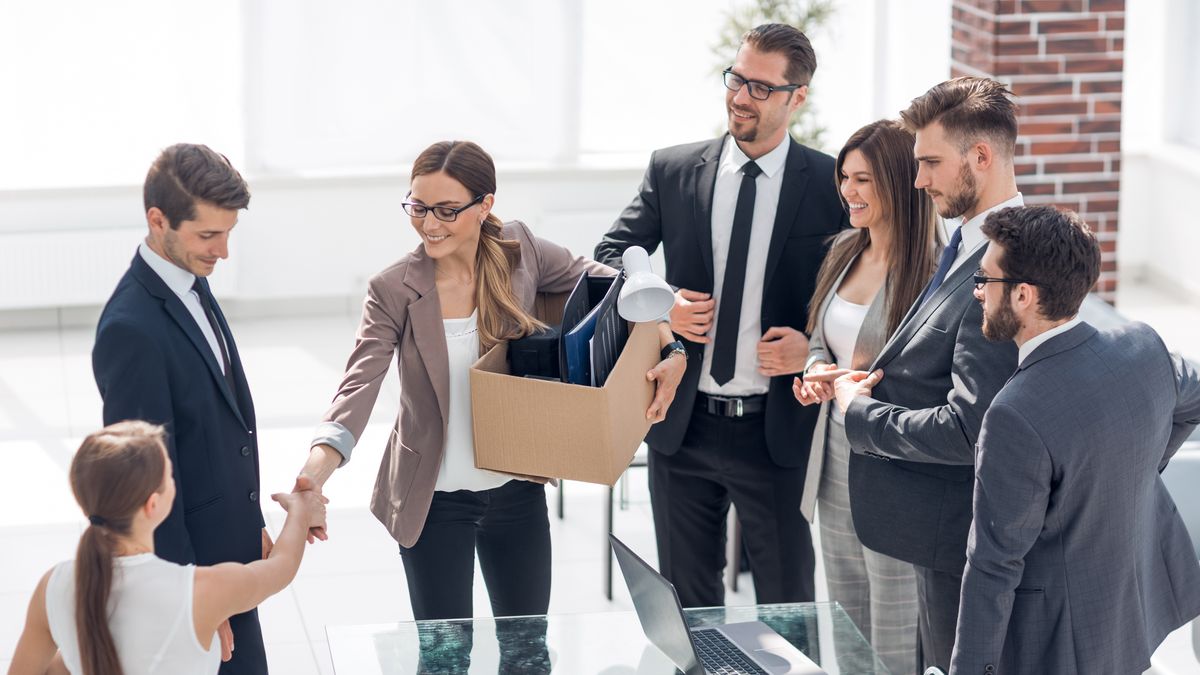 Przyjście do nowej pracy może być stresujące. Powinniśmy zaakceptować towarzyszące temu emocje