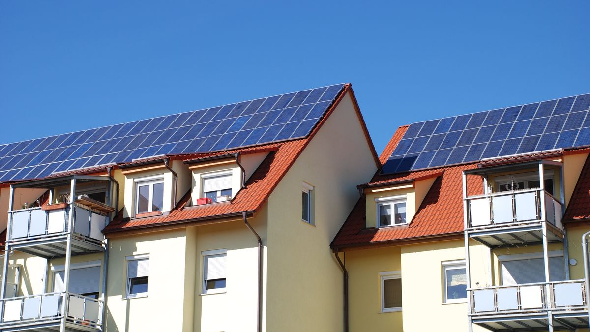 photovoltaik, solar, photovoltaikanlage, solaranlage, sonnenenergie, solarenergie, solarstrom, ökostrom, hausbau, dach, energiegewinnung, solarzellen, dachbau, energie, erneuerbare, strom, solarmodul, erneuerbar, mehrfamilienhaus, umweltschutz, kollektoren, energiewende, regenerativ, zellen, zuhause, balkon, sparen, neubau, sonne, himmel, bau, blau, deutschland, hochhaus, dachziegeln, stadt, bayern, rot, franken, energiegesetz, fürth, elektronik, ziegel