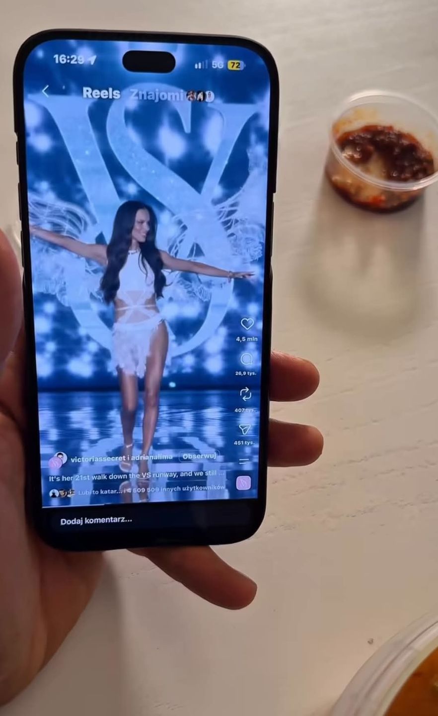 Joanna Koroniewska śmieszkuje, udając aniołka Victoria's Secret