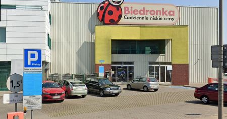 Zaczęło się. Biedronka szaleje. Limit dzienny to 4 butelki