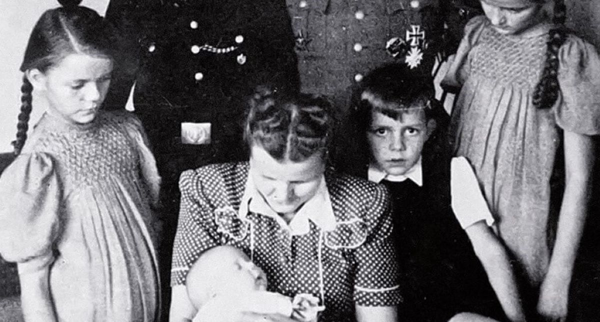 Rudolf Hoess z żoną i dziećmi