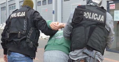 Pomorskie. Pseudokibic schował się przed policjantami pod kołdrą