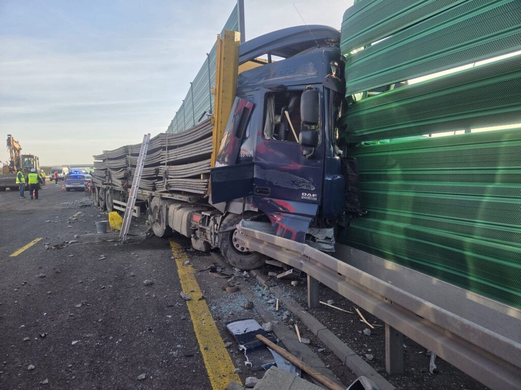 S7: W ciężarówce przewożącej betonowe płyty wystrzeliła opona