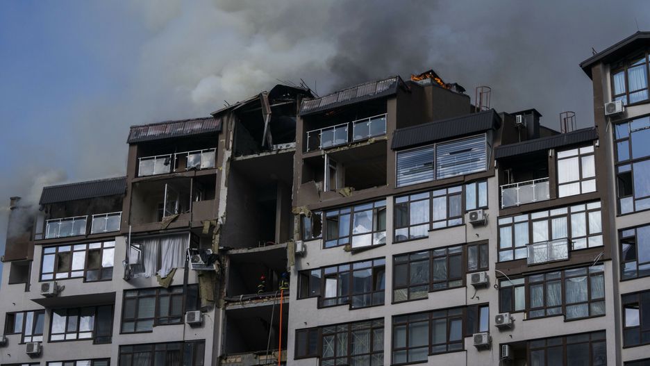 Temporary
Smoke billows the air from a residential buildings following explosions, in Kyiv, Ukraine, Sunday, June 26, 2022. Several explosions rocked the west of the Ukrainian capital in the early hours of Sunday morning, with at least two residential buildings struck, according to Kyiv mayor Vitali Klitschko. (AP Photo/Nariman El-Mofty)
AP