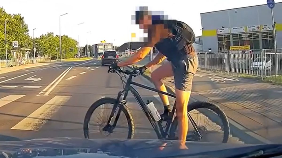 Rowerzysta wjechał na czerwonym.