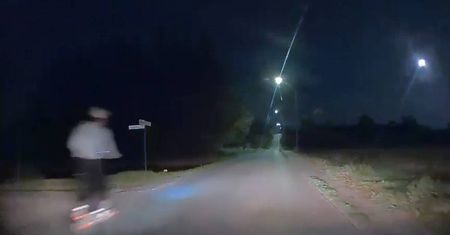 O krok od tragedii pod Lublinem. Pędził hulajnogą obok skręcającego auta, nagranie ku przestrodze