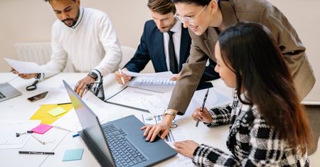 Produktywność w korporacji: jak TimeCamp wspiera duże organizacje?
