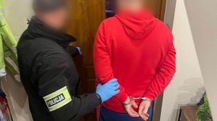 "Nauczyciel miał zdobyć blisko 900 opakowań opioidów. Policja sprawdza, czy leki trafiały do uczniów".