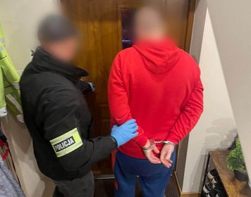 "Nauczyciel miał zdobyć blisko 900 opakowań opioidów. Policja sprawdza, czy leki trafiały do uczniów".