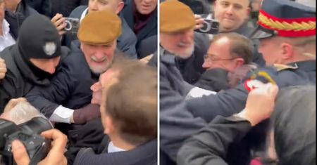Awantura przed Sejmem. Szarpanie, przepychanki, a na czele Macierewicz