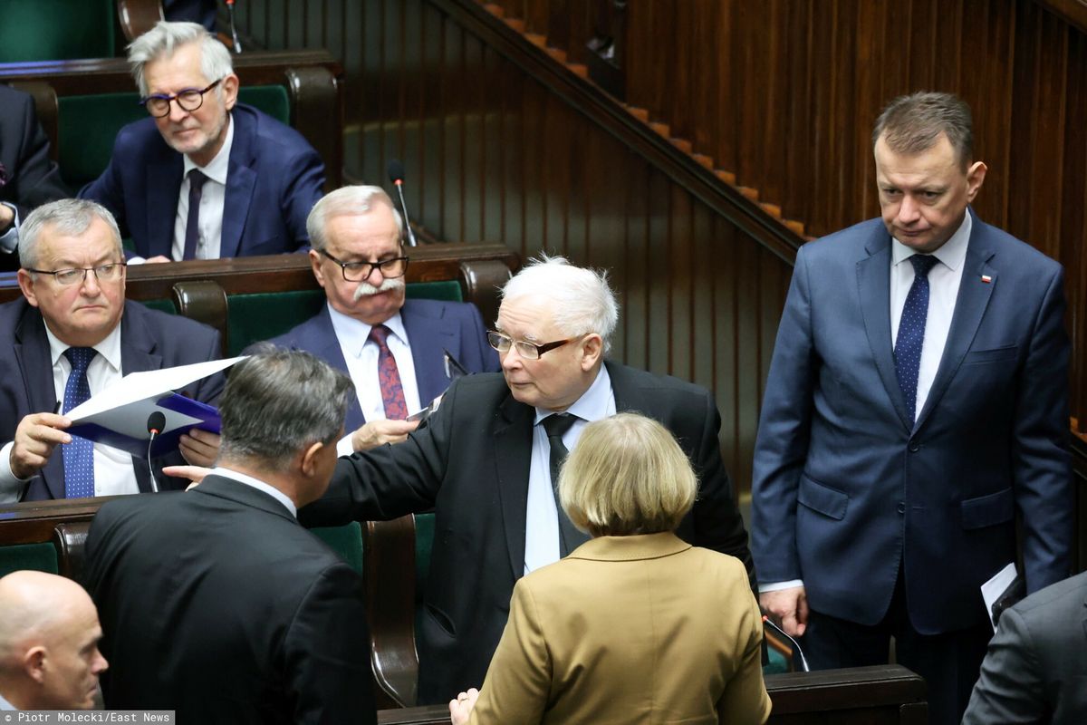 Jarosław Kaczyński z posłami PiS w Sejmie