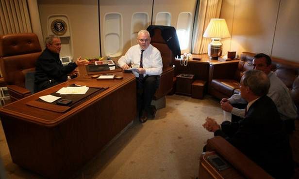 Prezydent Bush w swoim biurze na pokładzie Air Force One