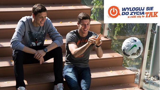 Wojciech Szczęsny, Robert Lewandowski i raperzy zachęcają: “Wyloguj się do życia”. Znowu będzie banalnie i nudno? 1