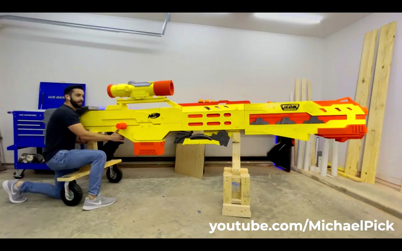 Zawsze o tym marzyłeś. Ogromny NERF GUN zbudowany z użyciem Arduino