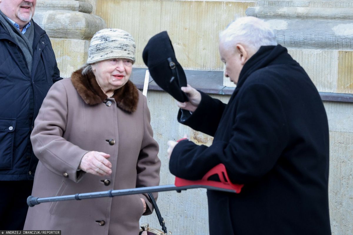 Janina Goss i Jarosław Kaczyński podczas miesięcznicy smoleńskiej w 2023 roku