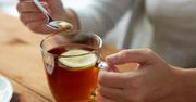 Pożegnaj się z przeziębieniem inaczej. Ten popularny napój może zaszkodzić