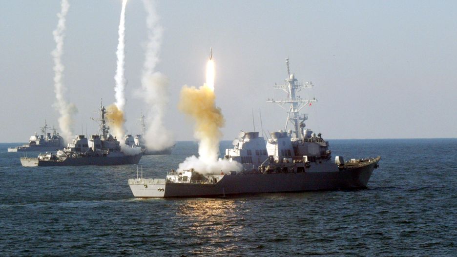 Zespół amerykańskich okrętów, w tym USS Carney, odpalających rakiety