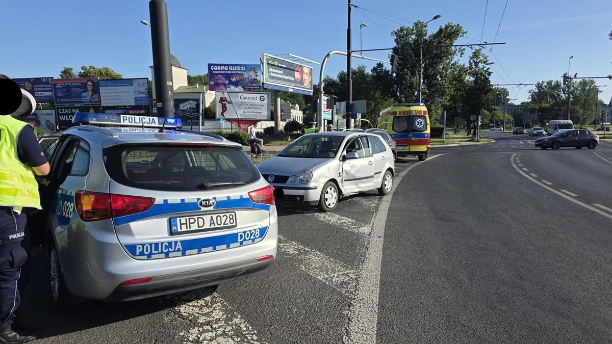 Zderzenie peugeota z volkswagenem na rondzie Dmowskiego