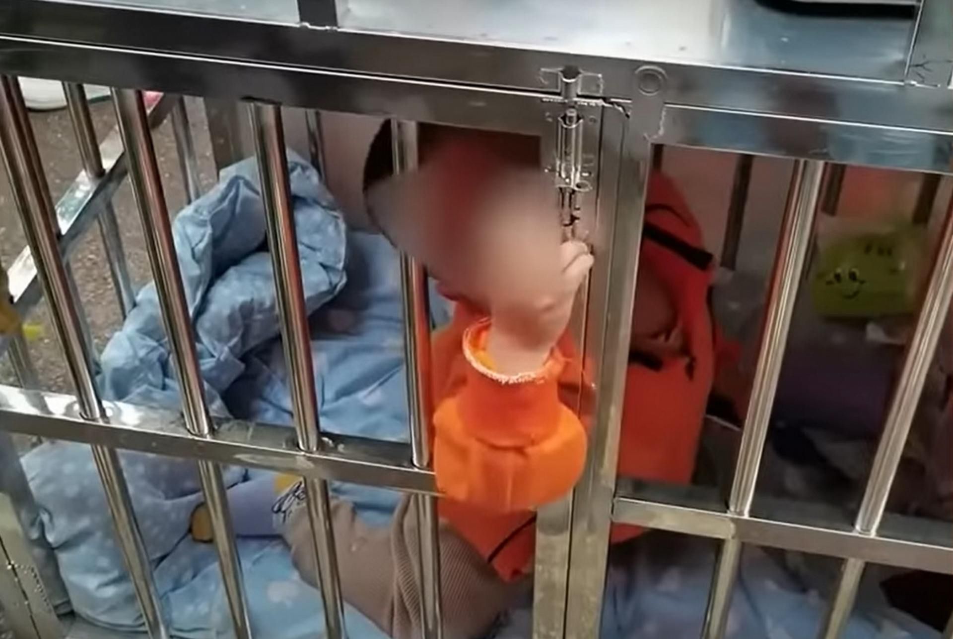 Trzyma synka w klatce