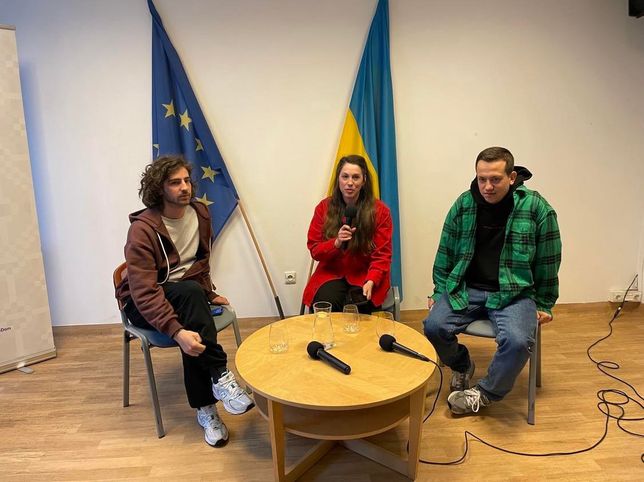 Зустріч Дурнєва та Дантеса з українцями-біженцями в Українському домі у Варшаві