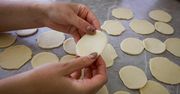 Zamiast do sałatki jarzynowej dodaj do ciasta na pierogi. Będą rozpływać się w ustach