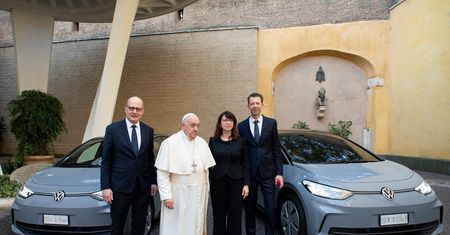 Papież będzie jeździł elektrycznym volkswagenem