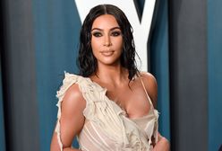 Kim Kardashian nawet w dresie wygląda zjawiskowo. Szczególnie bez bluzki