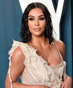 Kim Kardashian nawet w dresie wygląda zjawiskowo. Szczególnie bez bluzki