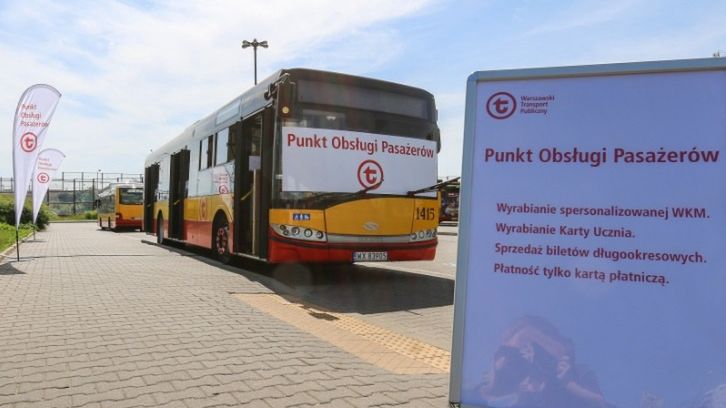Warszawa. Na ulicach pojawiły się mobilne Punkty Obsługi Pasażerów.