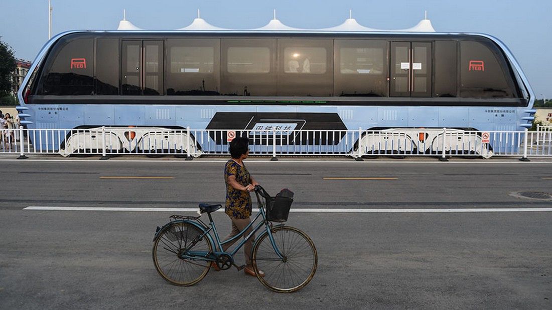 Chińczycy naprawdę to zbudowali! Ten autobus jeździ nad samochodami 2