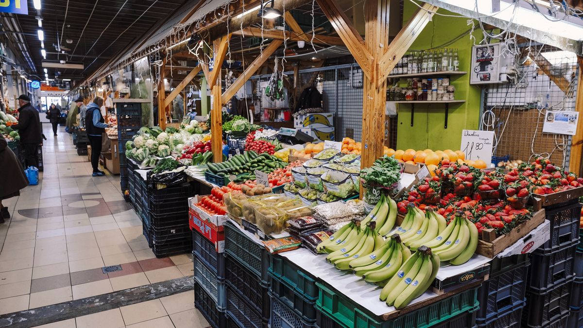Polish Retail as Sales Fall 5% Year on Year
Fruit and vegetable stalls at the Szembeka Shopping Center in Warsaw, Poland, on Monday, March 20, 2023. Poland's February retail sales fell 5% as prices rose 10.8% from a year earlier, data from the Central Statistical Office in Warsaw shows. Photographer: Damian Lemaski/Bloomberg via Getty Images
Bloomberg
shops, polish, shop, food prices, prices, european, inflation, produce, business news, emea, industries, consumer goods, poland economy polish economy, e.u., eu, euro members, food stores, consumer staples, vegetables