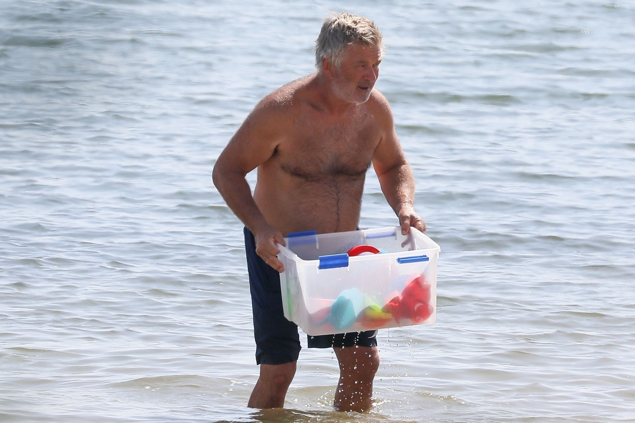 Alec Baldwin z rodziną na plaży
