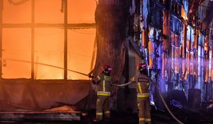 Lublin. Pożar hali magazynowej. "Sytuacja jest niebezpieczna"