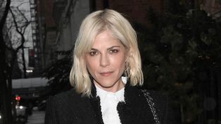 Selma Blair ARESZTOWANA! Próbowała otworzyć drzwi samolotu i... POGRYZŁA stewardesę