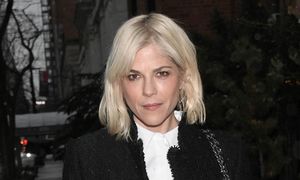 Selma Blair ARESZTOWANA! Próbowała otworzyć drzwi samolotu i... POGRYZŁA stewarda