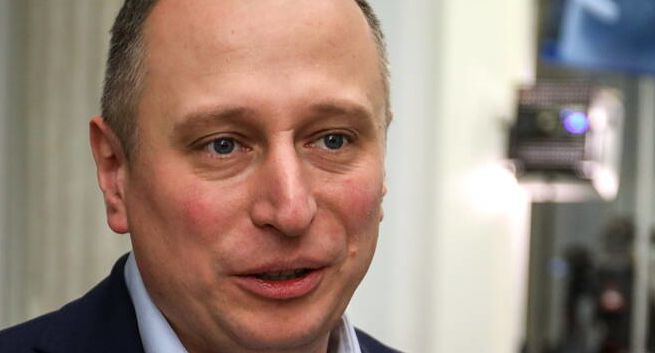 Telewizja Polska przeprosiła Krzysztofa Brejzę. Żona polityka: Ogromna satysfakcja i wzruszenie