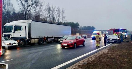 Trzy kraksy na S8. Policja mówi, co robili gapie