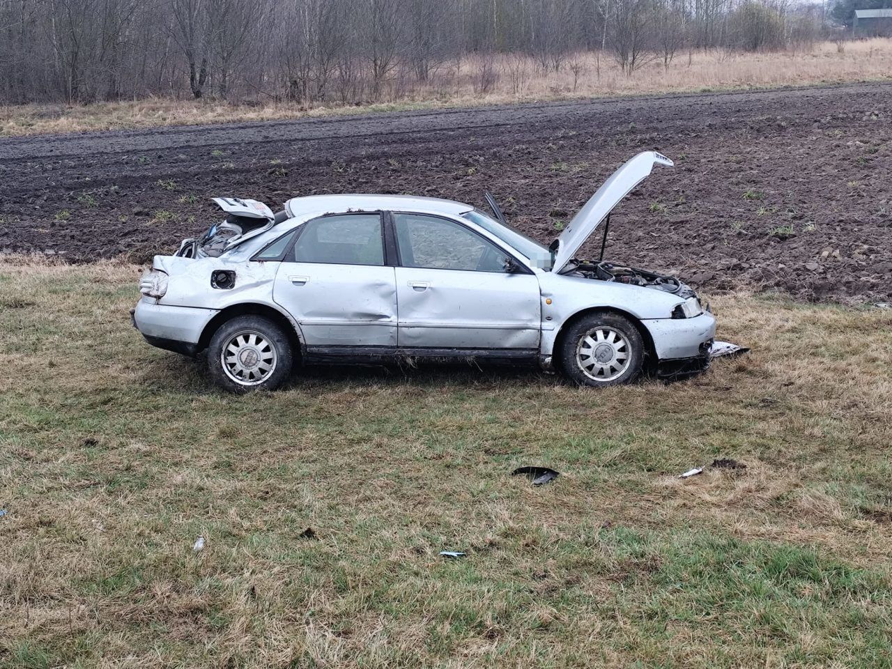 Lubelskie: Audi wypadło z drogi i dachowało. W środku kobieta z dzieckiem