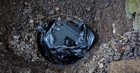 Policja odkopała fortunę. Była ukryta na posesji 75-latka z Malborka