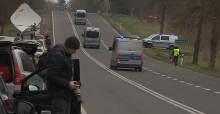 Dodatkowe jednostki policji, straży pożarnej i wojska w drodze na granicę z Białorusią. Nagranie z okolic Kuźnicy