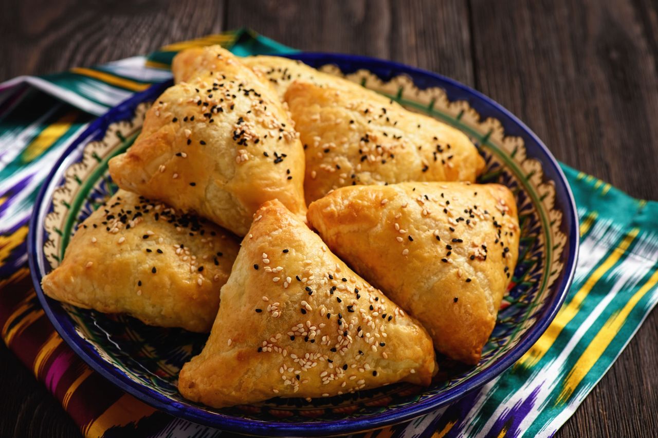 Pierogi inaczej. Przepis na pieczone pierożki z genialnym nadzieniem