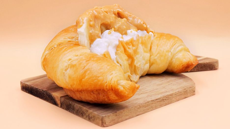 W środku croissanta umieszczam serek wiejski, banana i masło orzechowe.